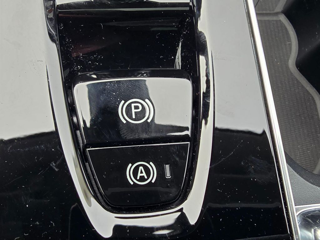 2025 Volvo XC90 Plus - Photo 32