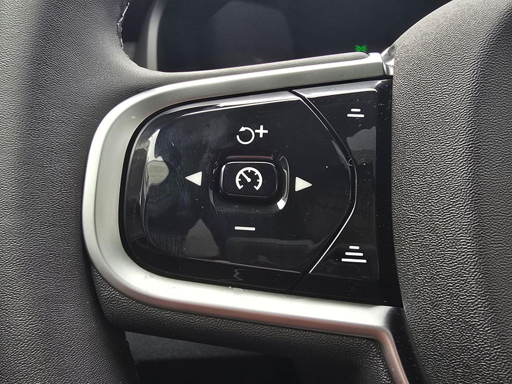 2025 Volvo XC90 Plus - Photo 35