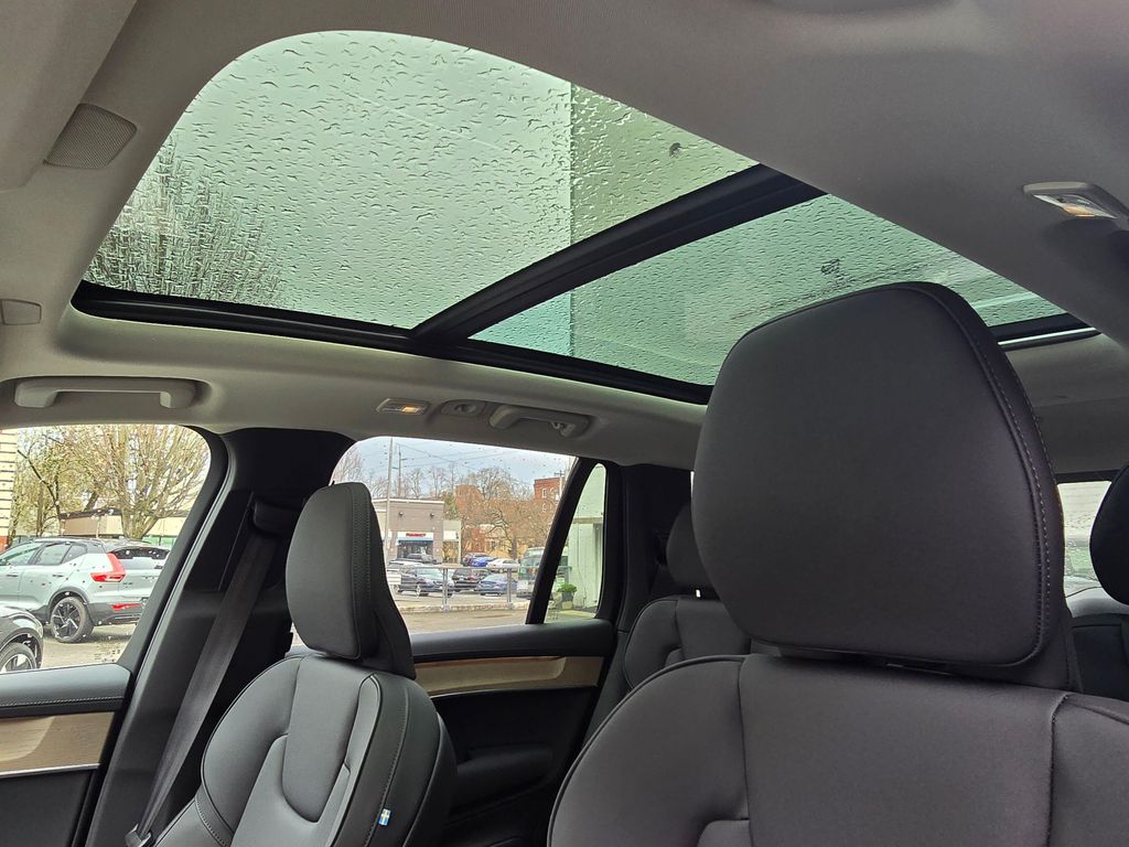 2025 Volvo XC90 Plus - Photo 23