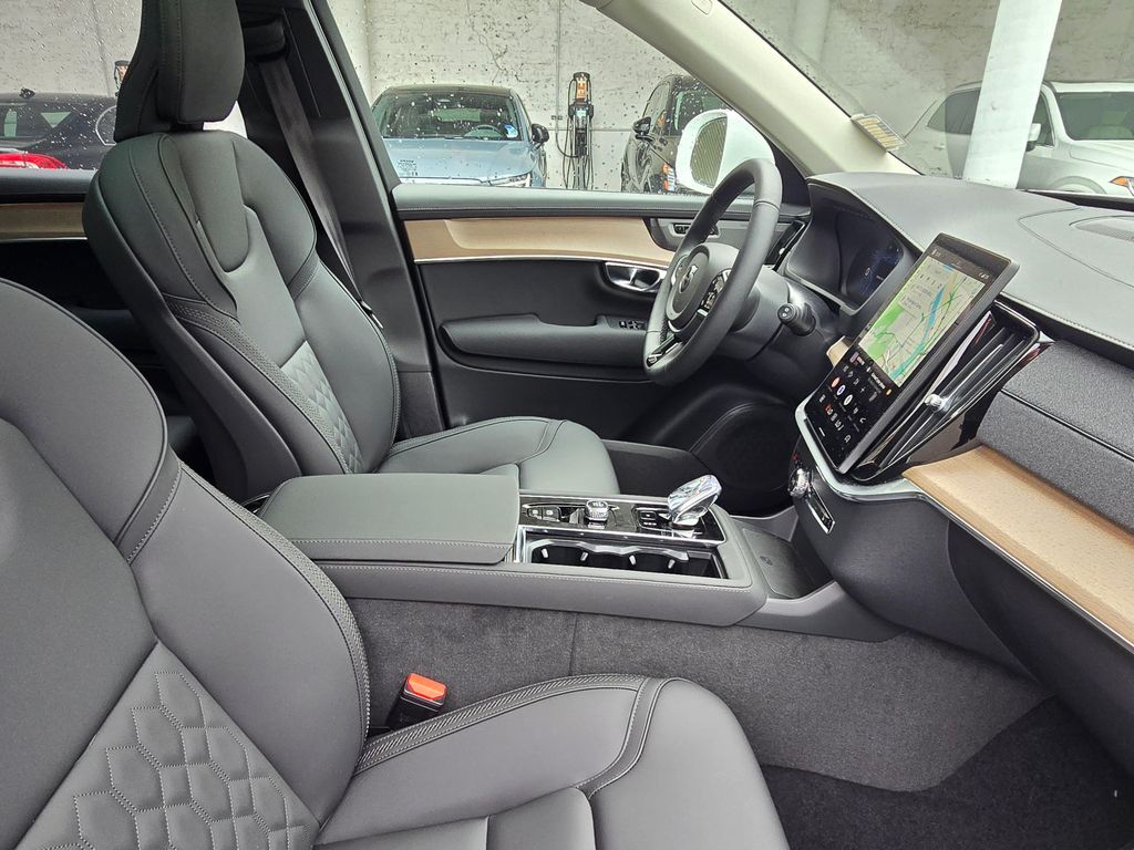 2025 Volvo XC90 Plus - Photo 10