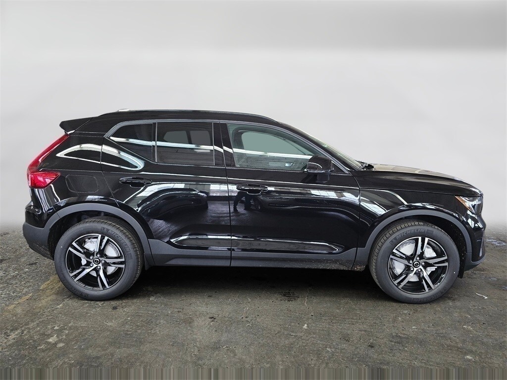 New 2026 Volvo XC40 B5 Core SUV