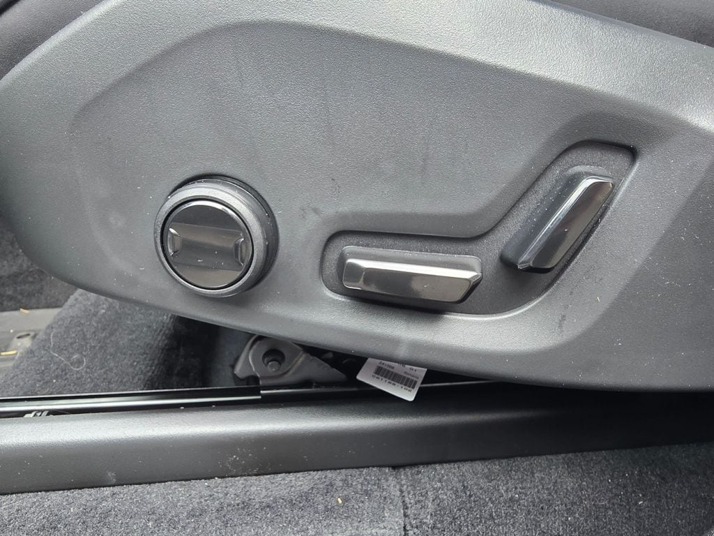 2025 Volvo XC90 Plus - Photo 24