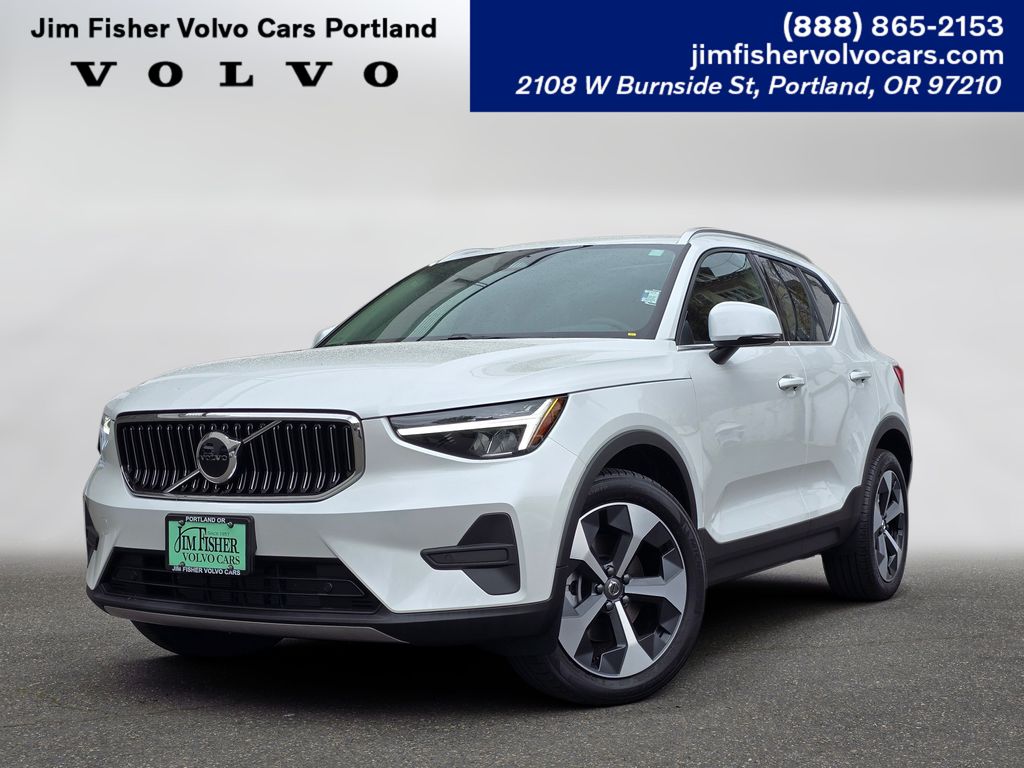 2025 Volvo XC40 Core