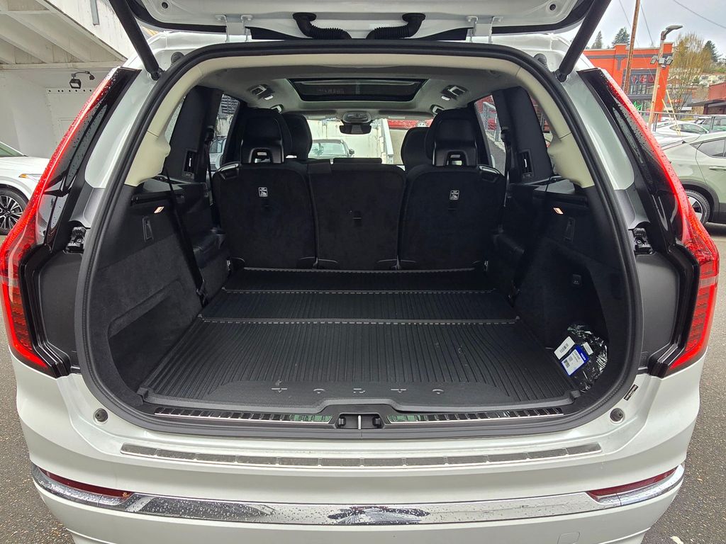 2025 Volvo XC90 Plus - Photo 13