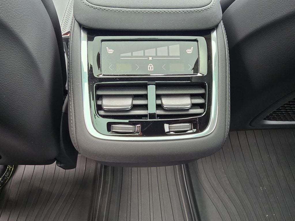 2025 Volvo XC90 Plus - Photo 18