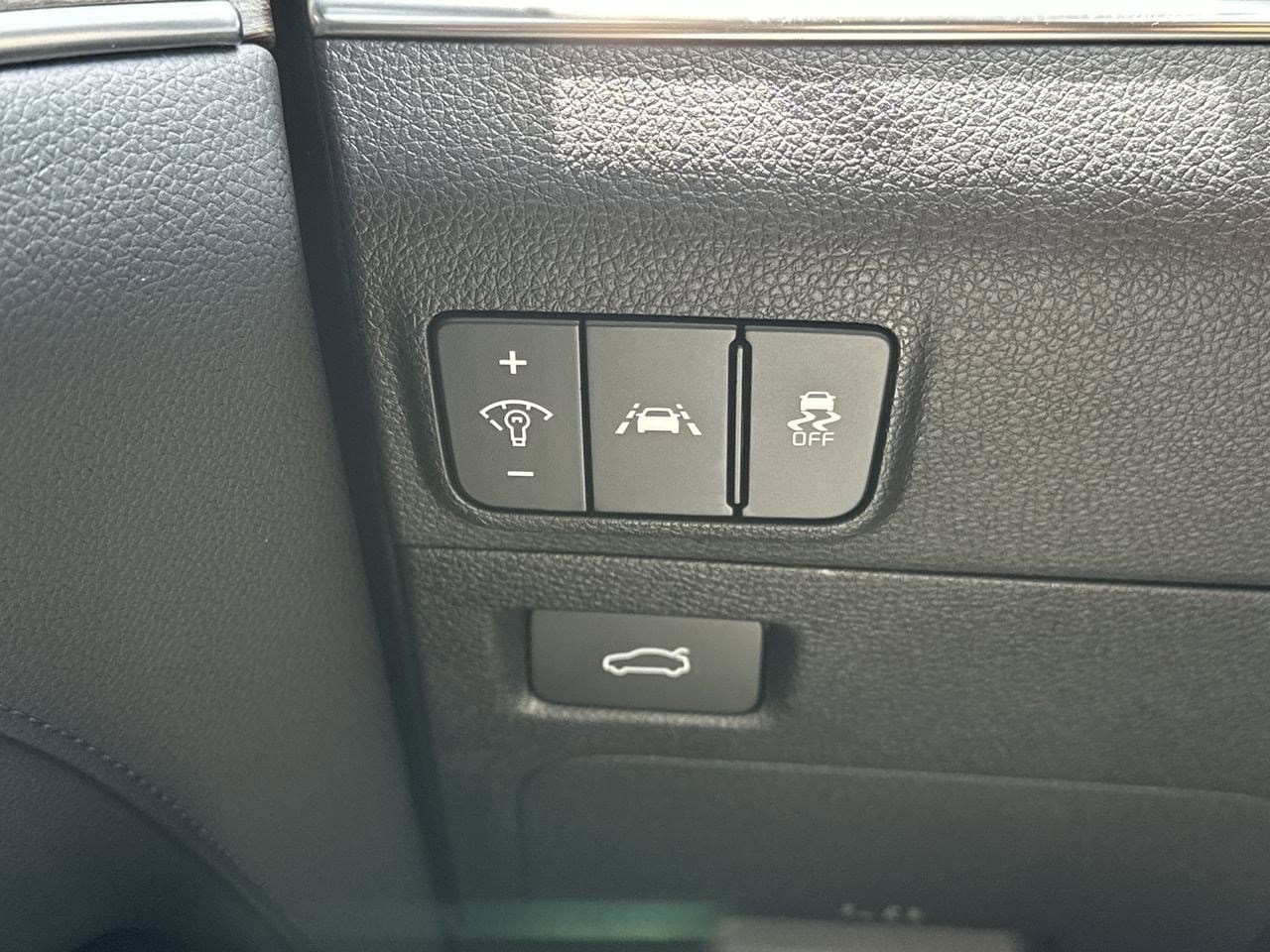 2024 Kia K5 EX - Photo 18