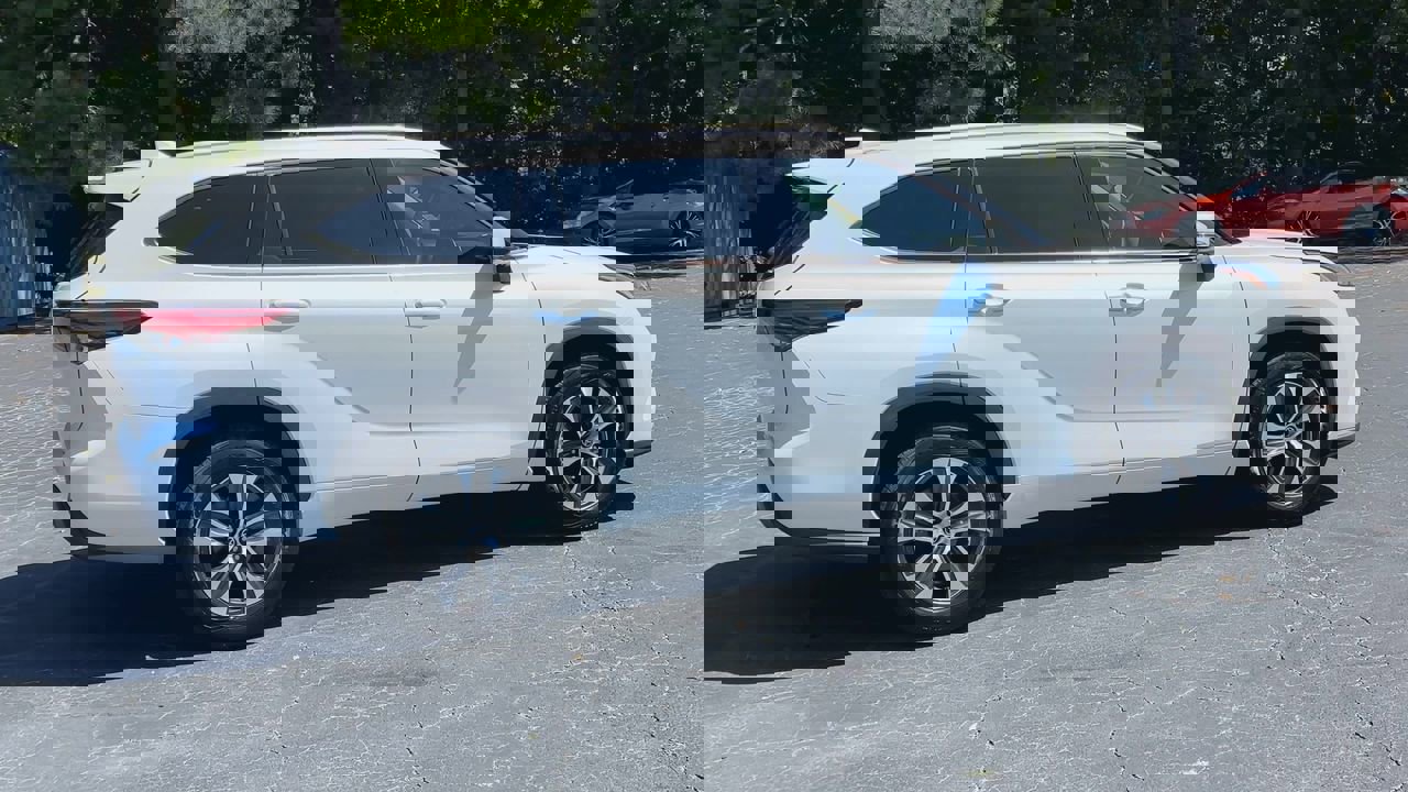 2022 Toyota Highlander XLE photo 2