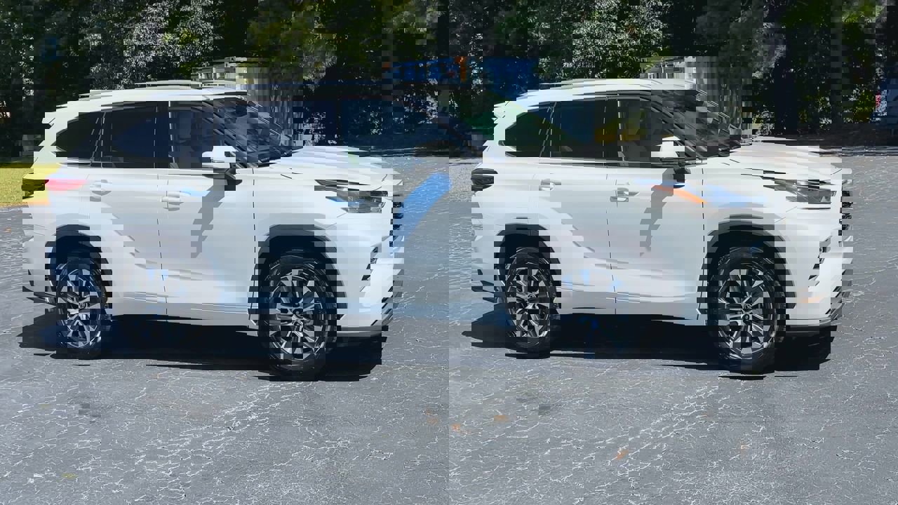 2022 Toyota Highlander XLE photo 3