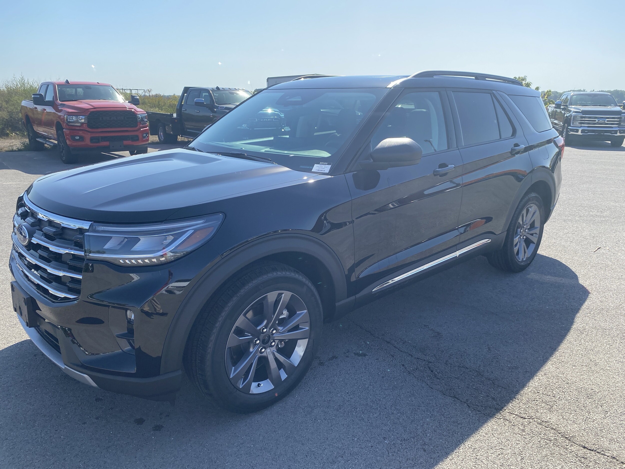 2025 Ford Explorer photo 2