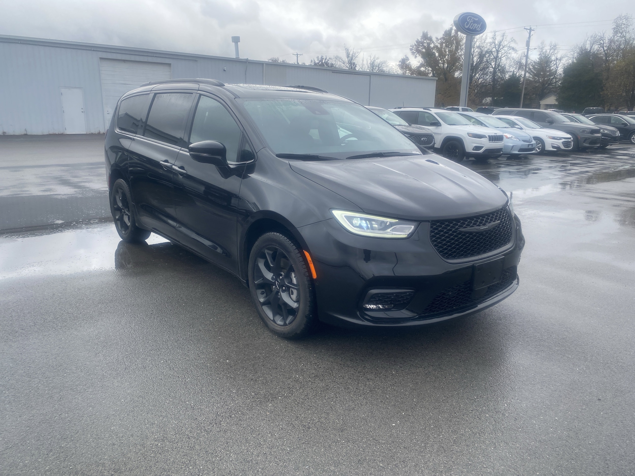 2022 Chrysler Pacifica Limited's photo