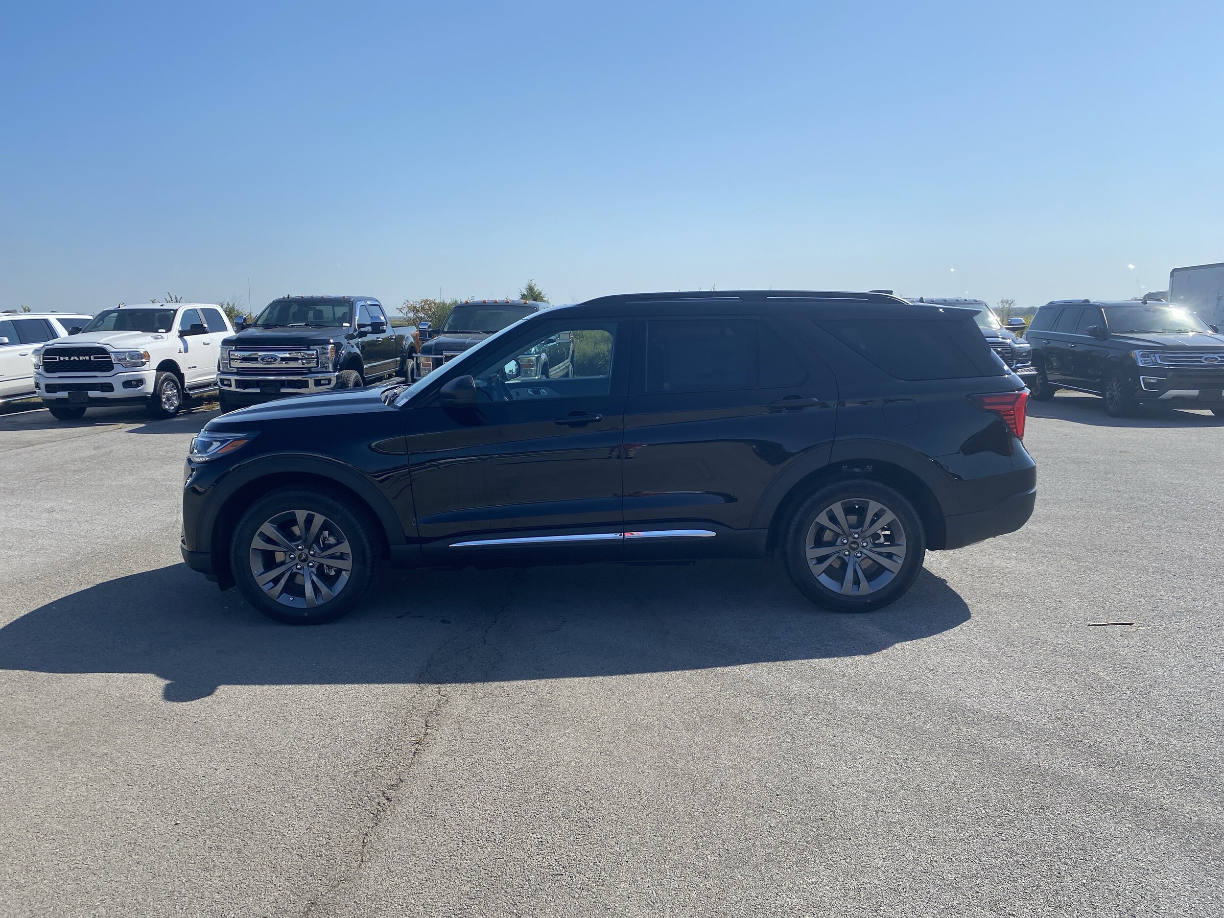 2025 Ford Explorer photo 3