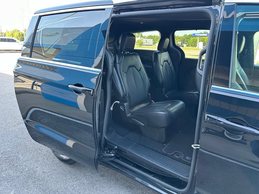 2025 Chrysler Pacifica Select - Photo 9