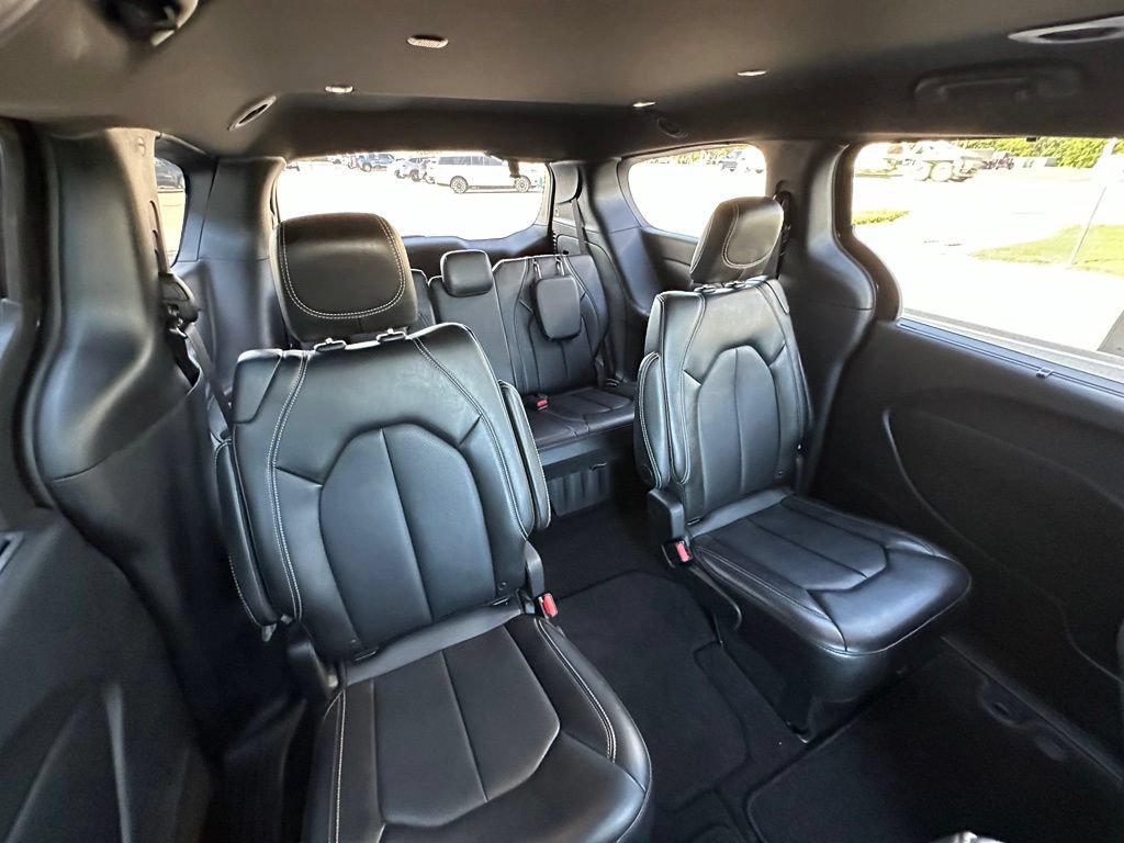 2025 Chrysler Pacifica Select - Photo 31