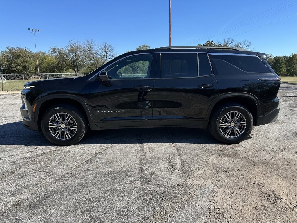 Used 2025 Chevrolet Traverse LT SUV