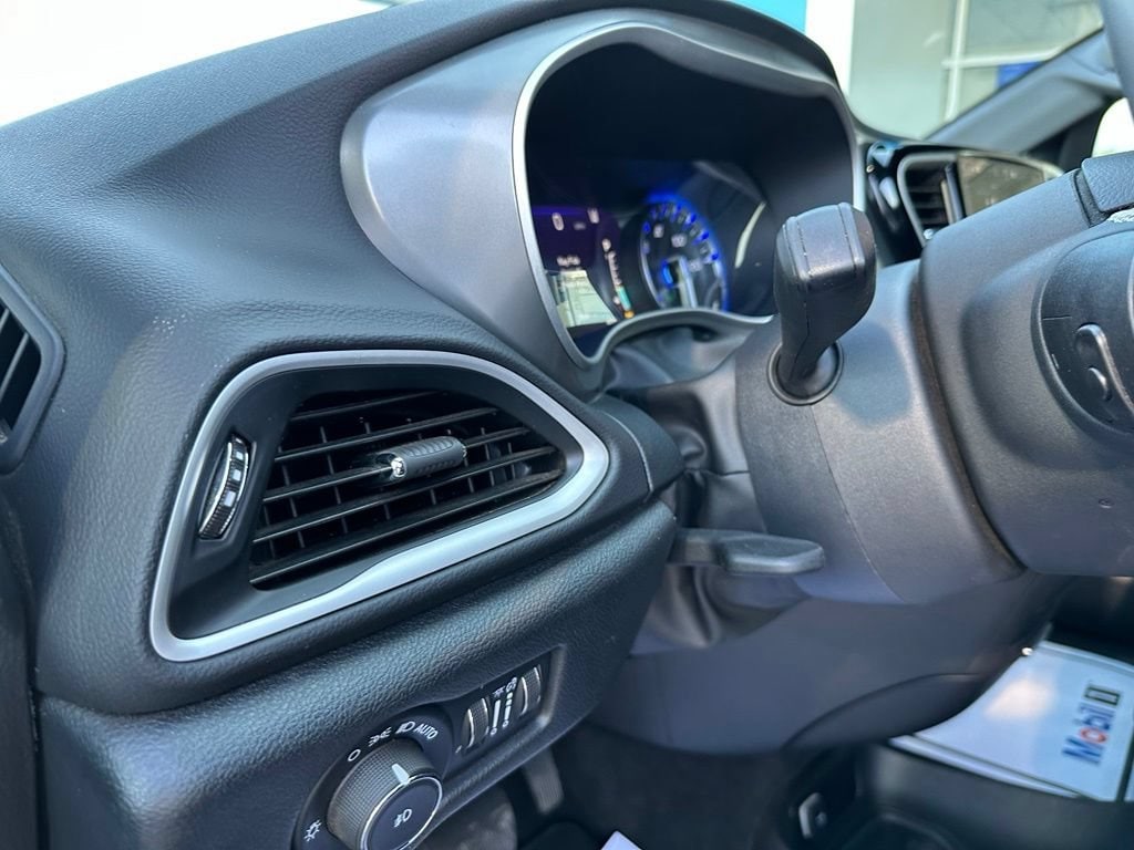 2025 Chrysler Pacifica Select - Photo 35