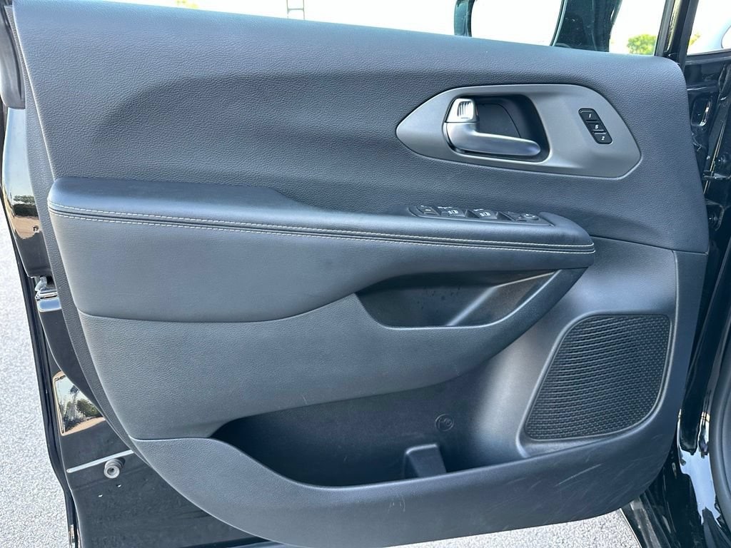 2025 Chrysler Pacifica Select - Photo 34