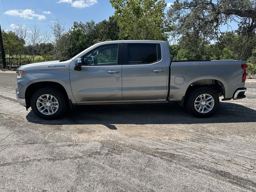 2023 Chevrolet Silverado 1500 LT photo 2