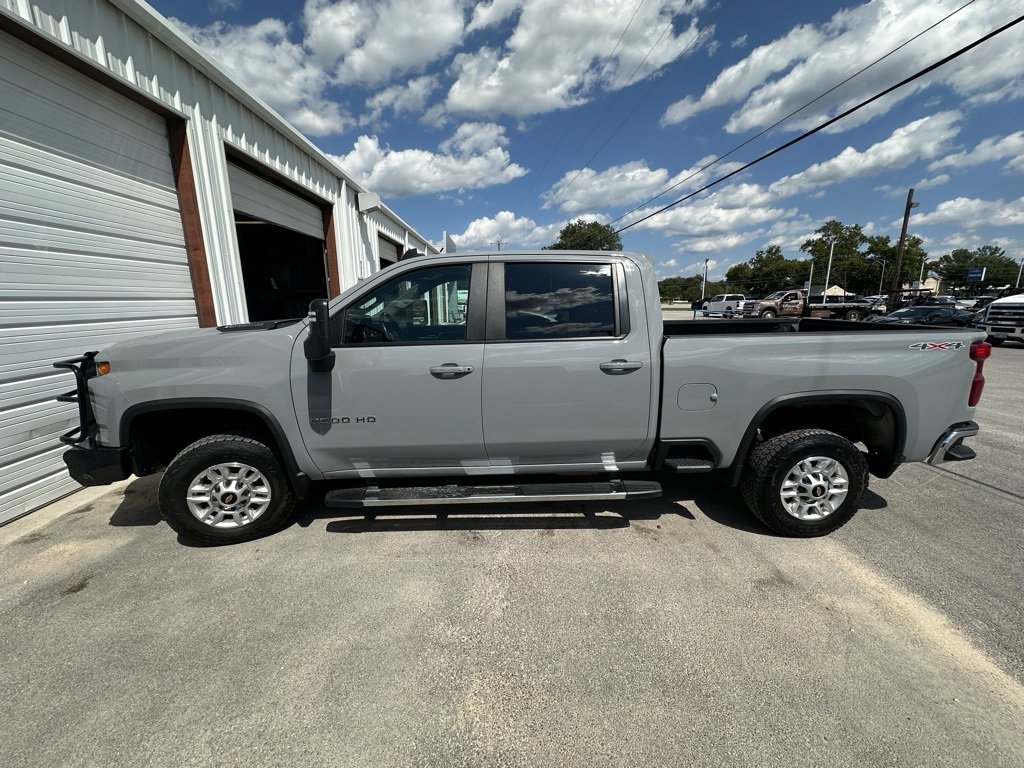 2024 Chevrolet Silverado 2500HD LT photo 2