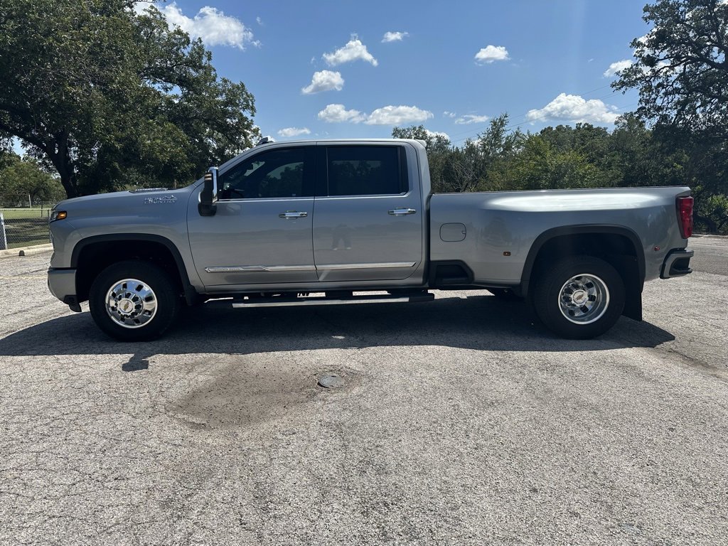 2025 Chevrolet Silverado 3500HD High Country photo 2