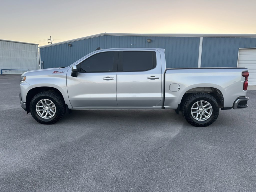 2022 Chevrolet Silverado 1500 LT photo 2