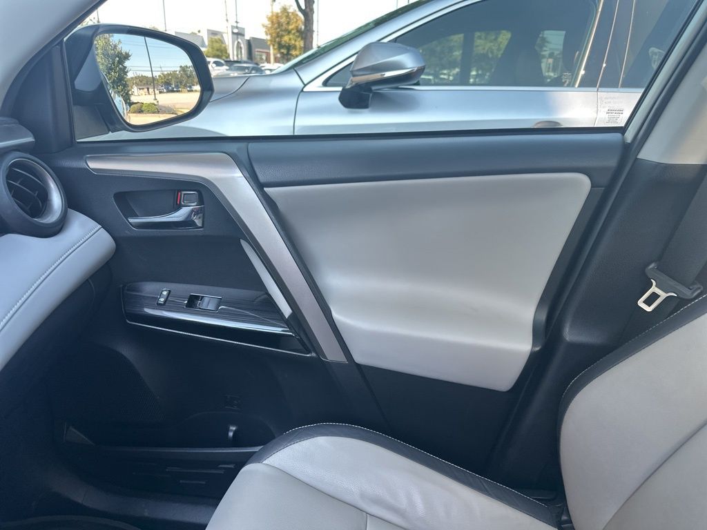 2017 Toyota RAV4 Hybrid Limited photo 4
