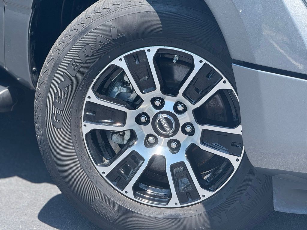 2023 Nissan Titan SV photo 3