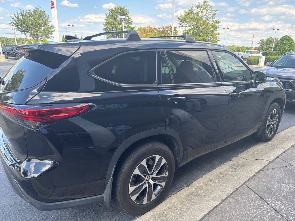 2022 Toyota Highlander LE photo 2