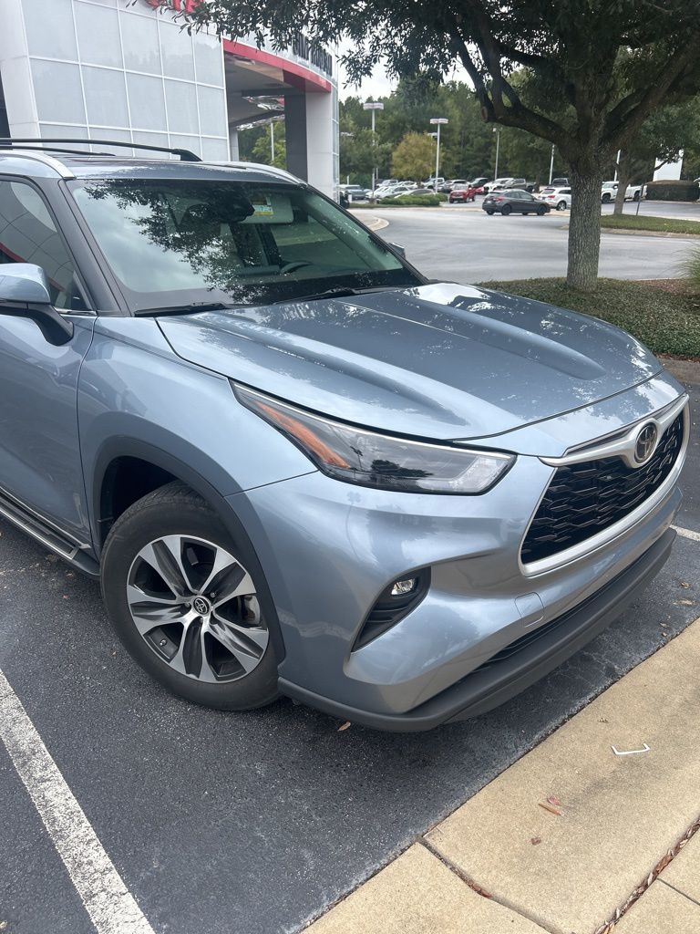 2022 Toyota Highlander XLE photo 3