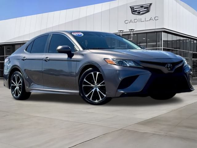 2020 Toyota Camry SE photo 2