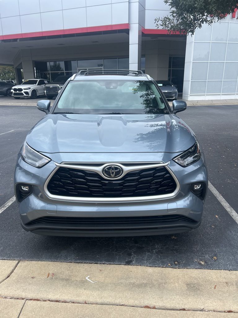 2022 Toyota Highlander XLE photo 2