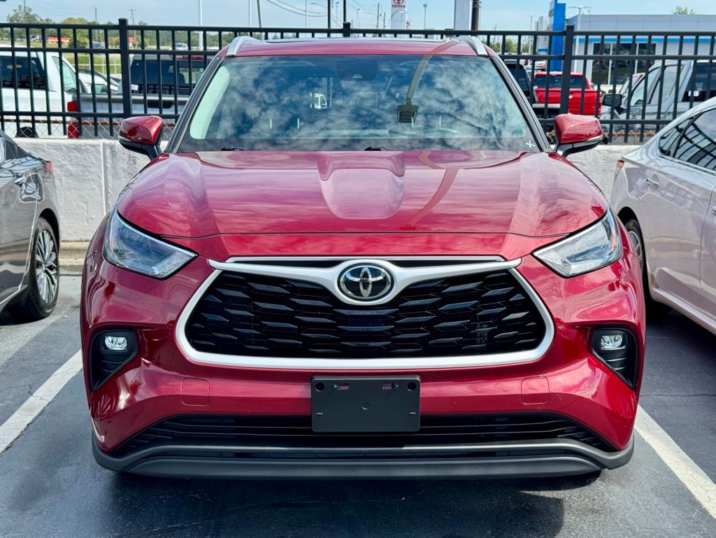 2022 Toyota Highlander XLE photo 2