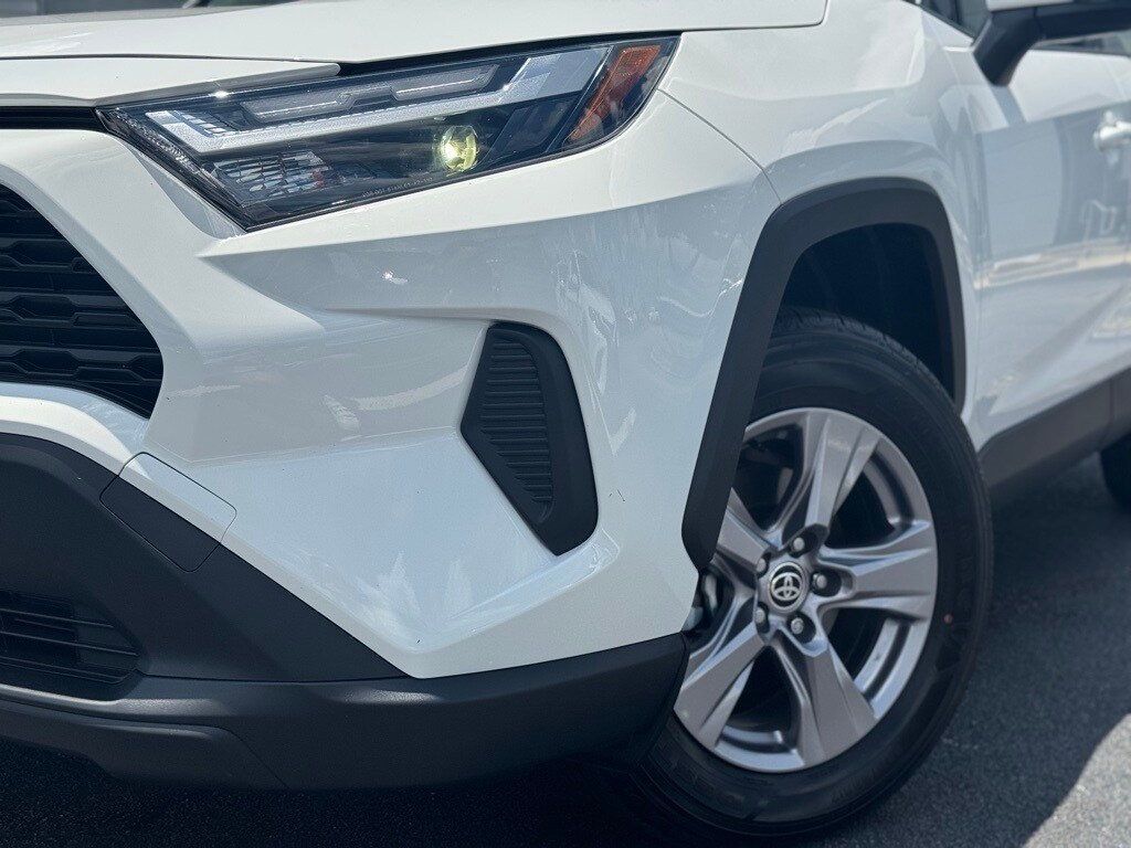 2025 Toyota RAV4 Hybrid XLE photo 3