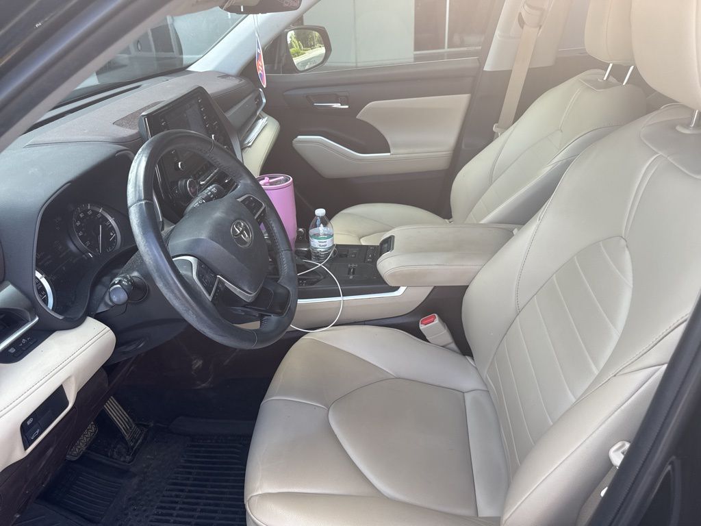 2022 Toyota Highlander LE photo 3
