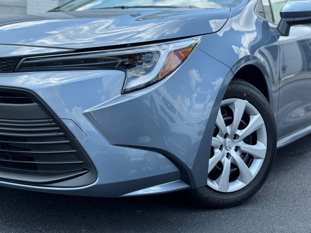2025 Toyota Corolla LE photo 3