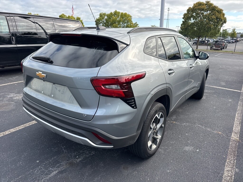 2024 Chevrolet Trax LT photo 3