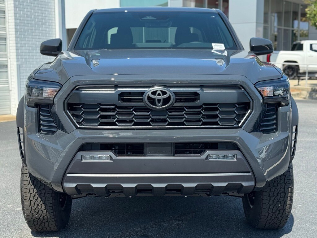 2025 Toyota Tacoma TRD Off-Road photo 3
