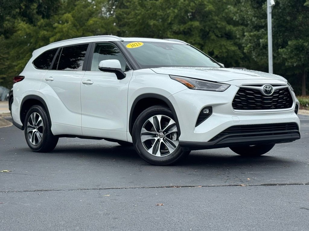 2023 Toyota Highlander XLE photo 2