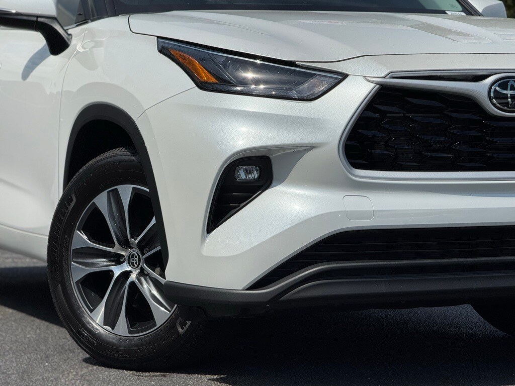 2025 Toyota Highlander XLE photo 2