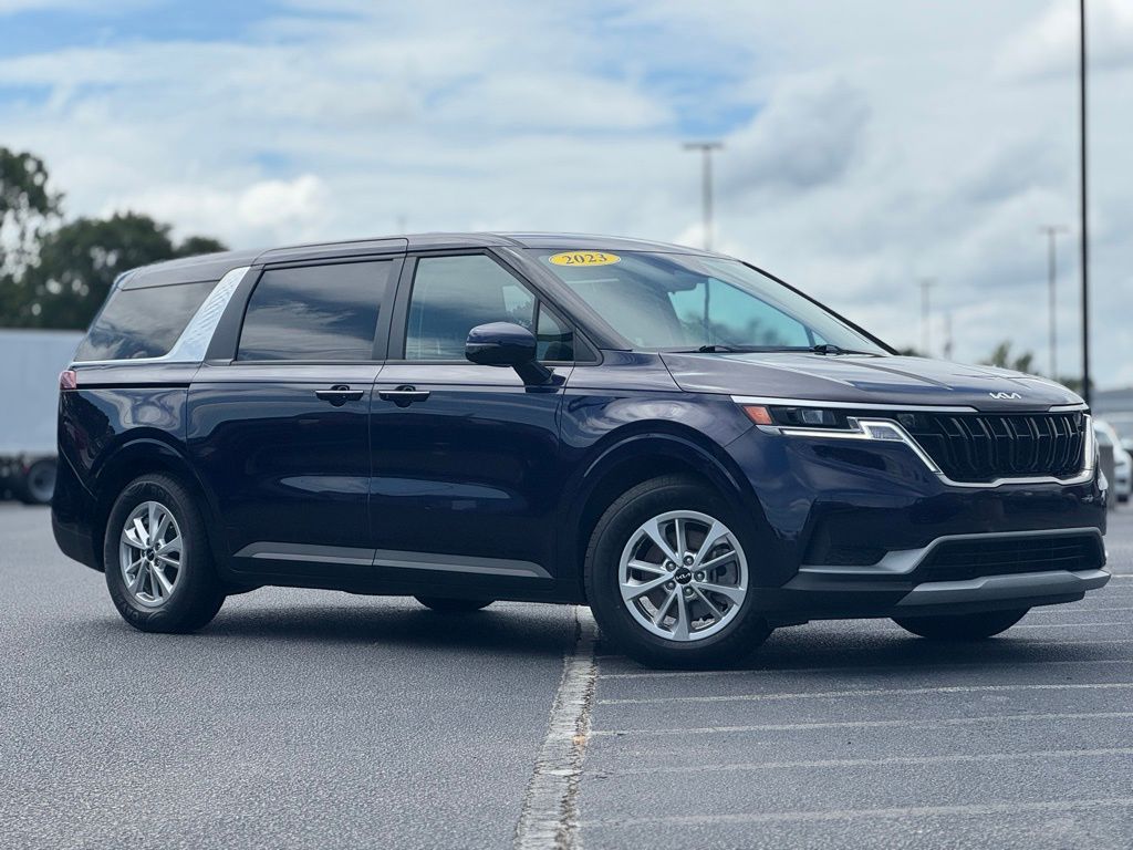 2023 Kia Carnival LX photo 2