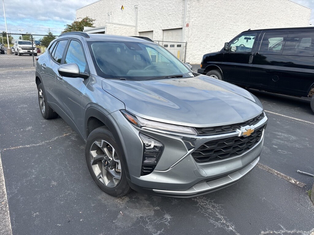 2024 Chevrolet Trax LT photo 2
