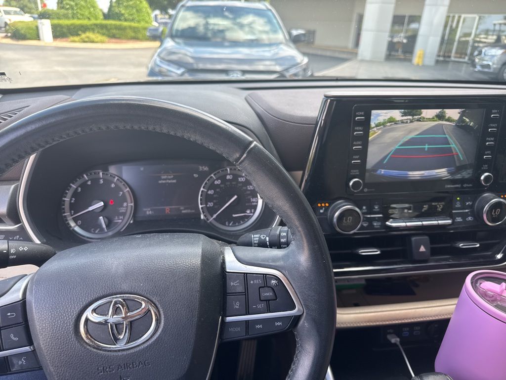 2022 Toyota Highlander LE photo 4