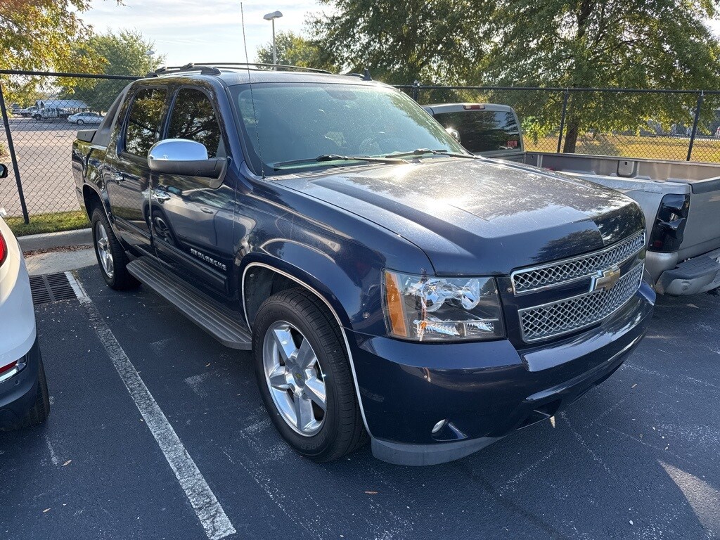 2011 Chevrolet Avalanche LT photo 2