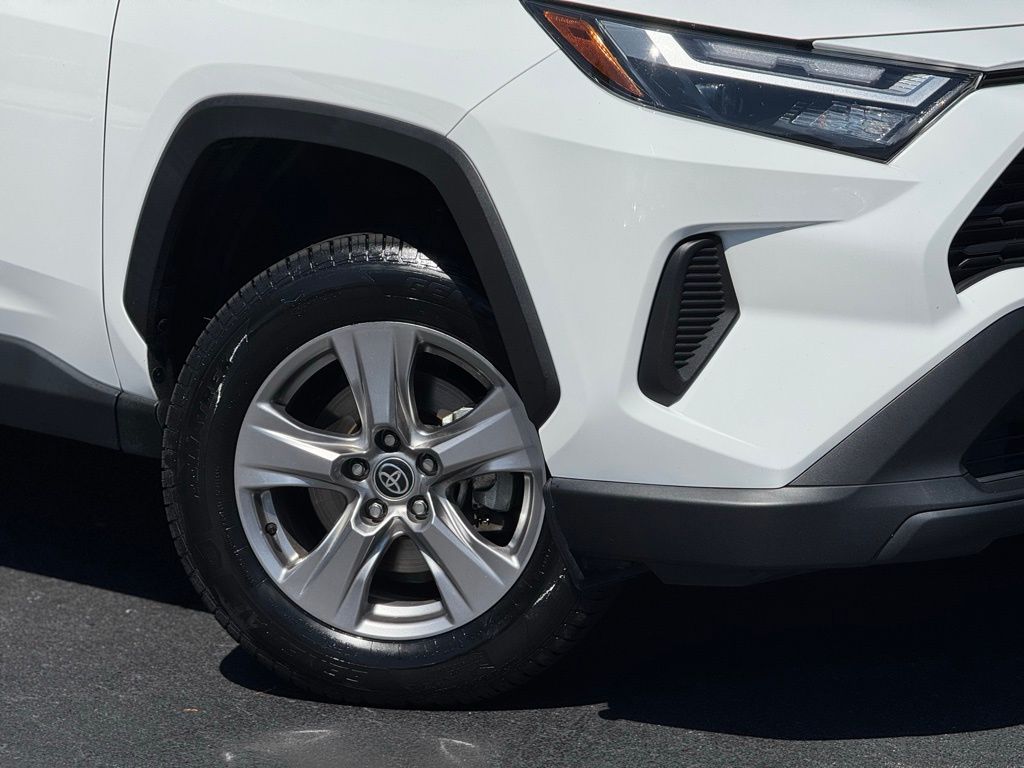 2023 Toyota RAV4 XLE photo 4