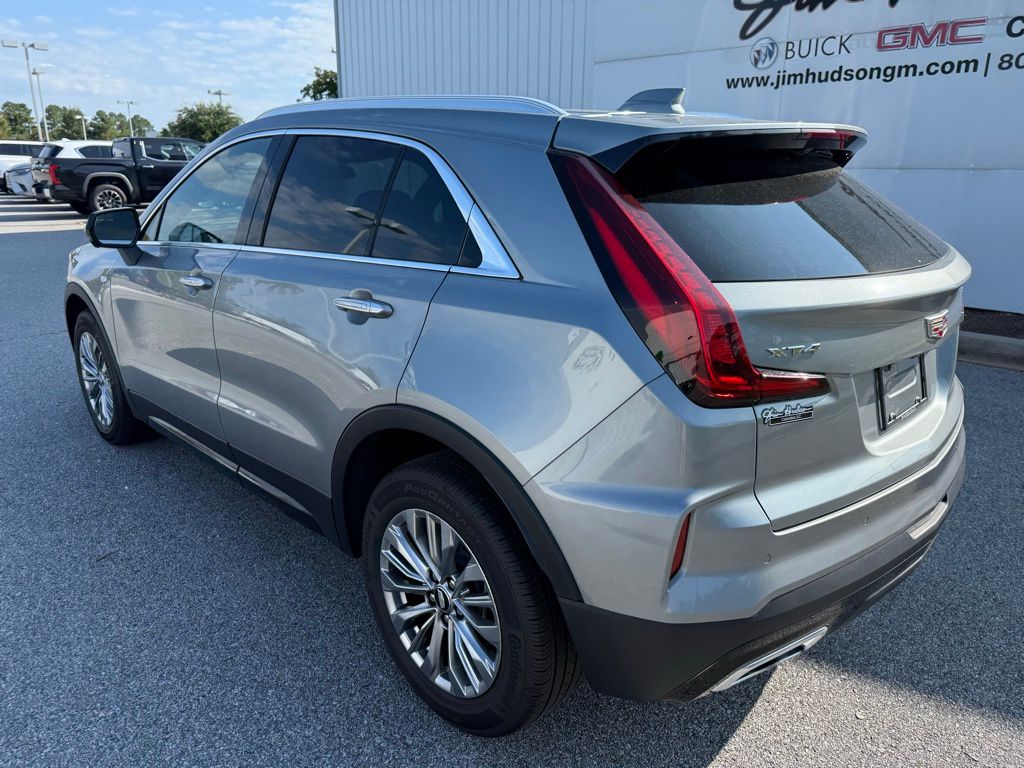 2025 Cadillac XT4 Premium Luxury photo 3