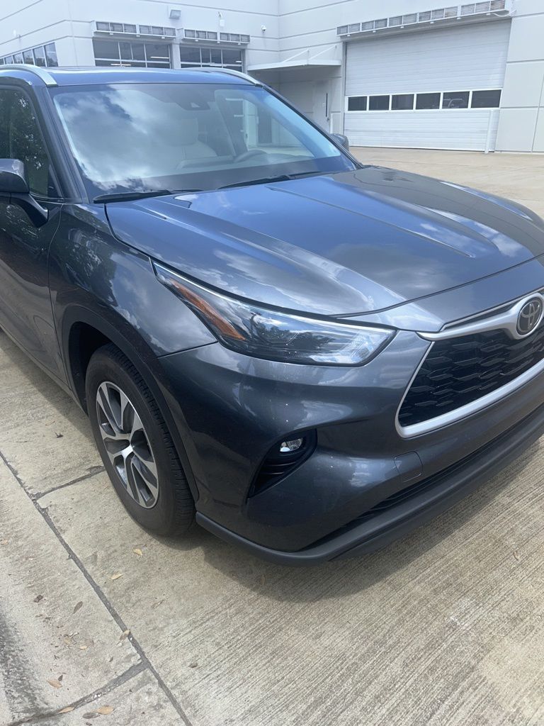2023 Toyota Highlander XLE photo 2