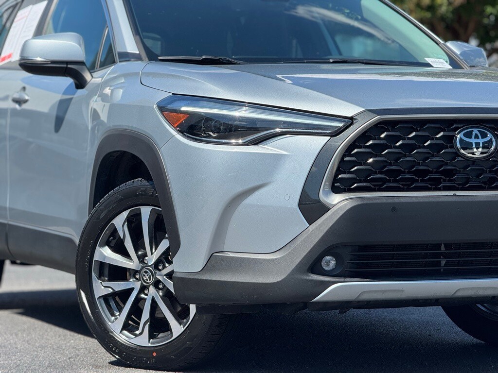 2024 Toyota Corolla Cross XLE photo 2