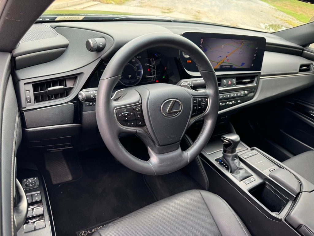 2022 Lexus ES 300h photo 3