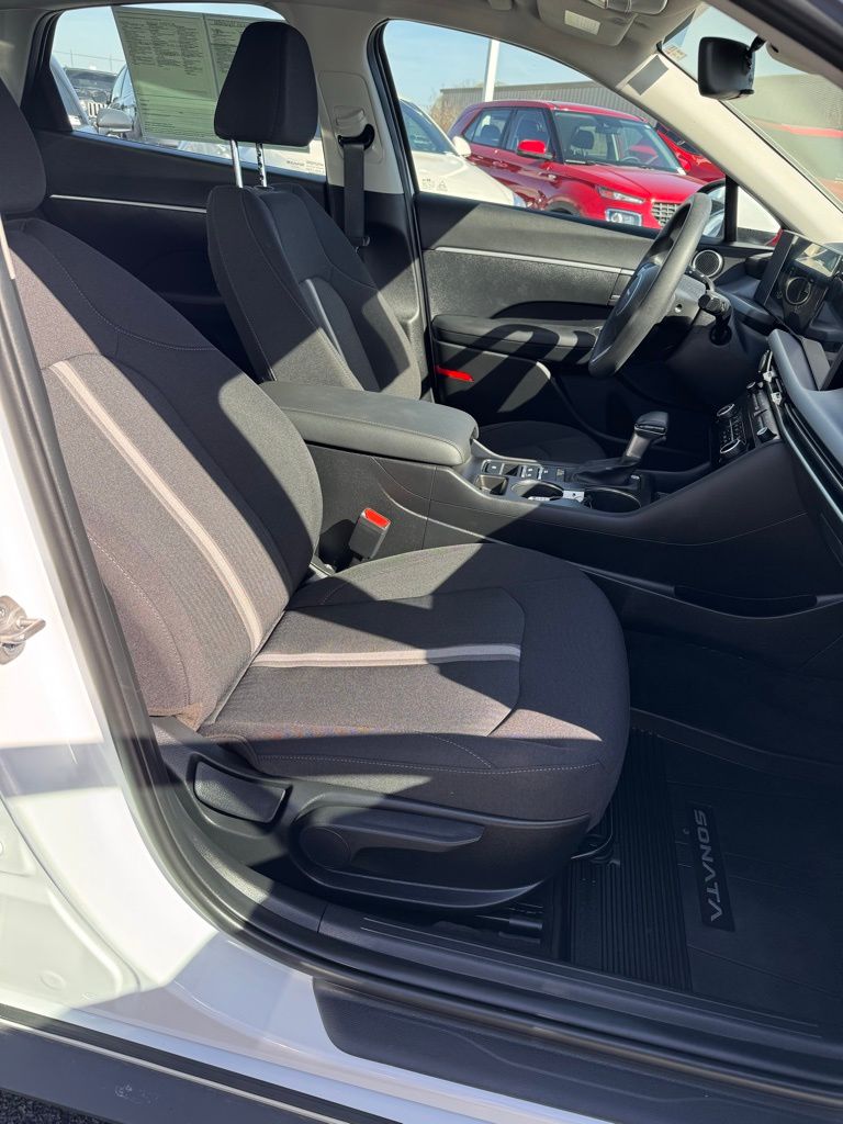 2025 Hyundai Sonata SE - Photo 11