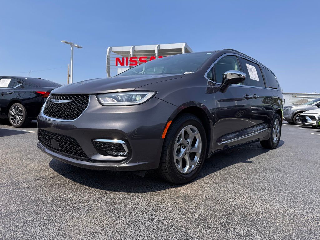 2023 Chrysler Pacifica Limited's photo