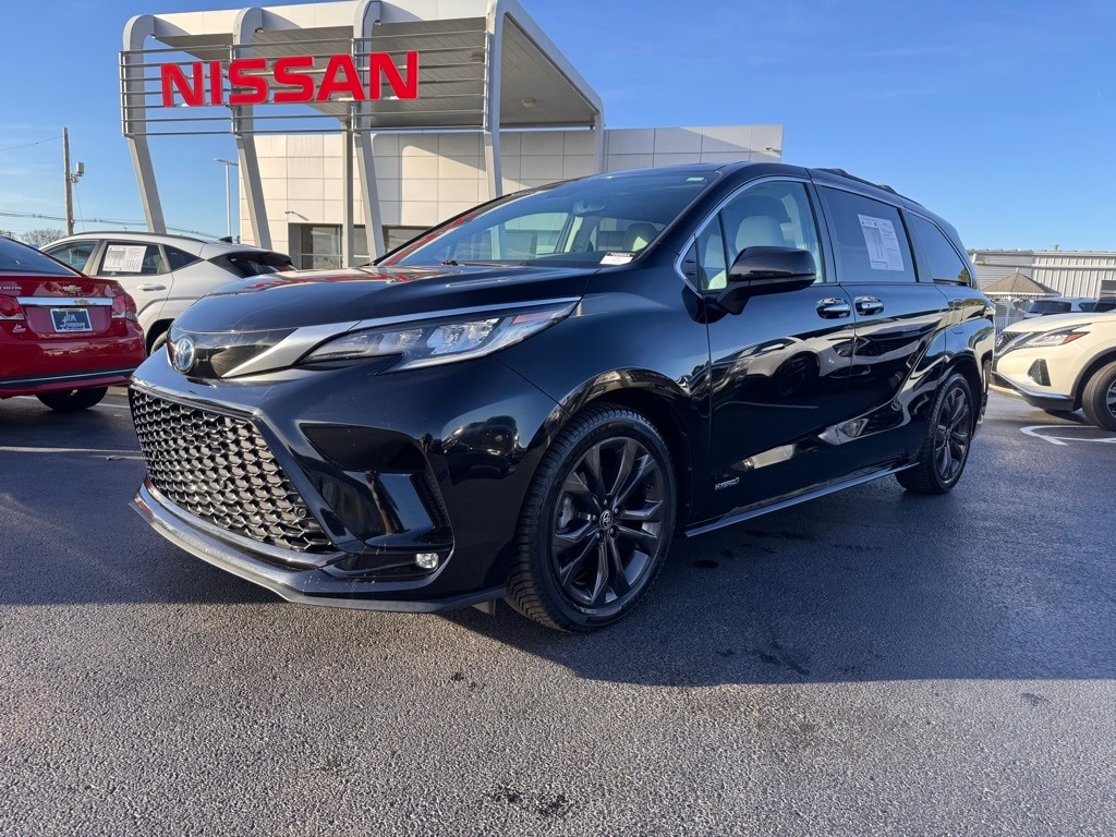2021 Toyota Sienna XSE's photo